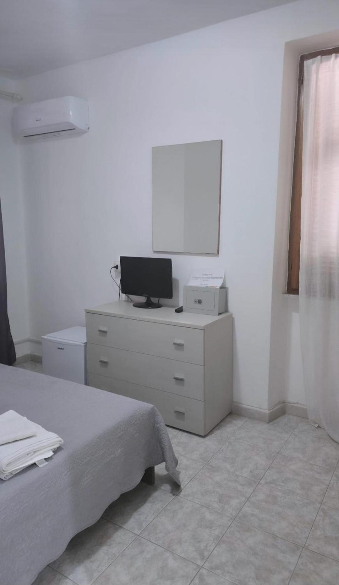 Guest House Tra Rocce E Mare La Maddalena  Exterior photo