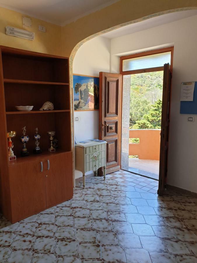 Guest House Tra Rocce E Mare La Maddalena  Exterior photo