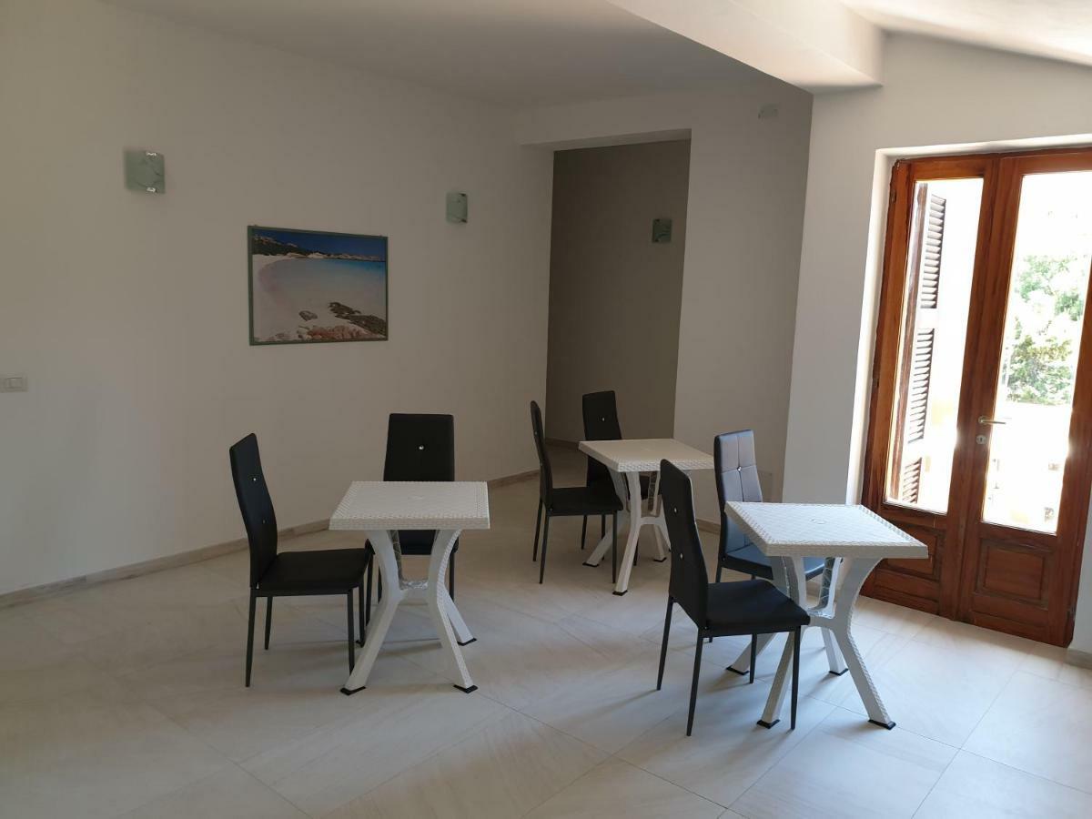 Guest House Tra Rocce E Mare La Maddalena  Exterior photo